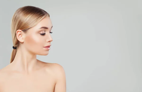 Gyönyörű Szőke Arca Női Profil Fehér Háttér Arckezelés Skin Care — Stock Fotó