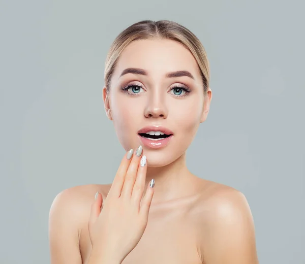 Mädchen Überrascht Nettes Junges Frauenporträt Gesichtsbehandlung Hautpflege Und Kosmetologie Konzept — Stockfoto