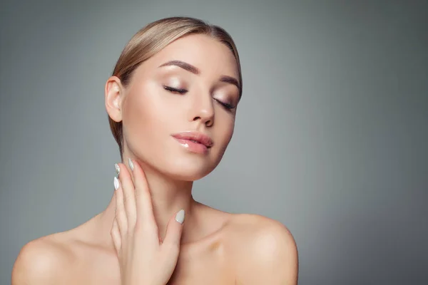 Mooi Model Vrouw Ontspannen Glimlachen Perfect Meisje Met Duidelijk Huid — Stockfoto