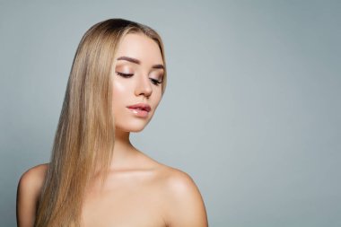 Güzel sarışın düz saç modeli. Güzel kadın portre. Yüz tedavisi, saç bakım ve kozmetik kavramı