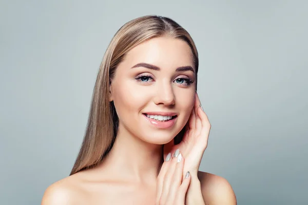 Chica Bonita Sonriendo Sobre Fondo Gris Tratamiento Facial Cuidado Piel — Foto de Stock