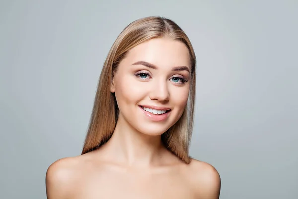 Lycklig Kvinna Mode Modell Leende Söt Flicka Ansikte Facial Behandling — Stockfoto