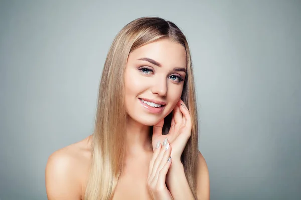 Feliz Cara Mujer Modelo Joven Retrato Niña Sonriente —  Fotos de Stock