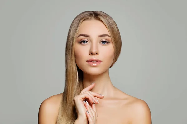 完美的年轻女子 漂亮的女孩与健康的金发和清晰的皮肤肖像 面部护理 头发和皮肤护理概念 — 图库照片