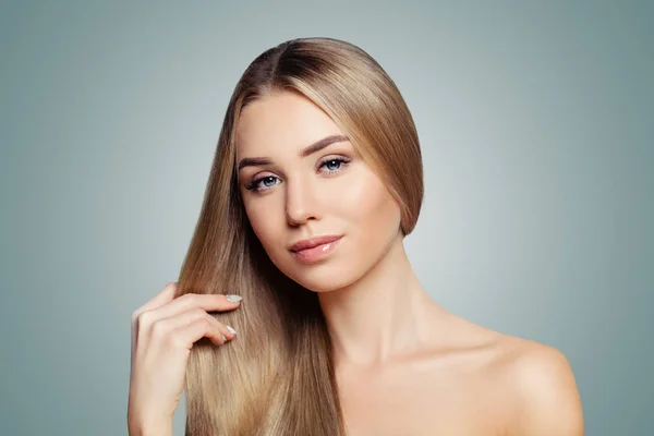 Dokonalé Blond Žena Ukazuje Její Portrét Dlouho Zdravé Rovné Vlasy — Stock fotografie