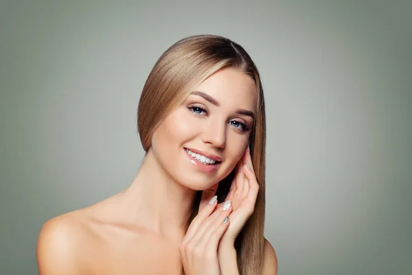 Hermoso Retrato Mujer Sonriente Modelo Femenino Perfecto Cara — Foto de Stock