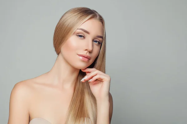 Porträtt Ganska Ung Kvinna Med Friska Blond Frisyr Och Naturliga — Stockfoto