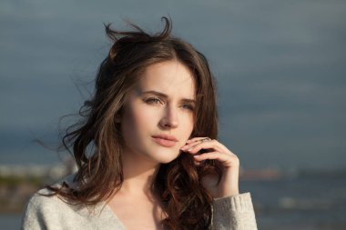 Genç kadın açık havada, romantik portre mükemmel. Güzel kadın yüzü yakın çekim