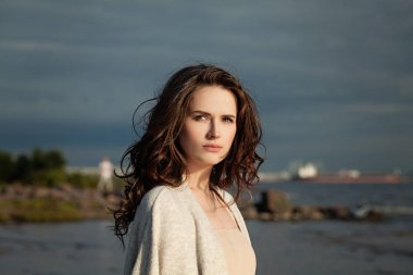 Uzun kıvırcık saçları açık portre ile esmer kadın