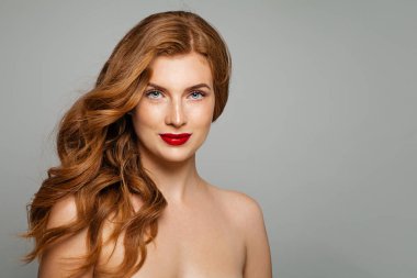 Mükemmel kırmızı saçlı kadın. Kıvırcık saç modeli ile zarif Kızıl saçlı kız. Gülümseyen kadın portre