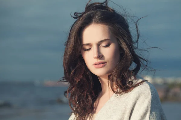 Giovane Donna All Aperto Sul Mare Primaverile Ritratto Romantico — Foto Stock