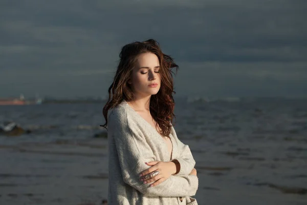 Mujer Joven Relajándose Costa Del Mar Belleza Chica Retrato — Foto de Stock
