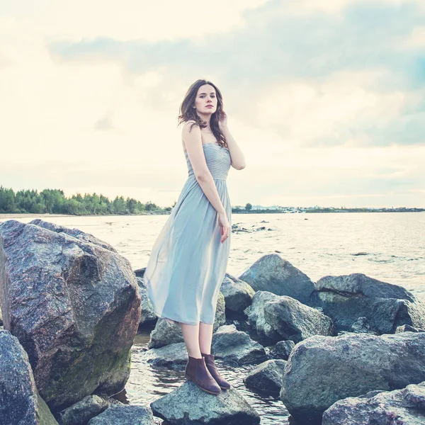 Junge Frau Grauen Kleid Freien — Stockfoto