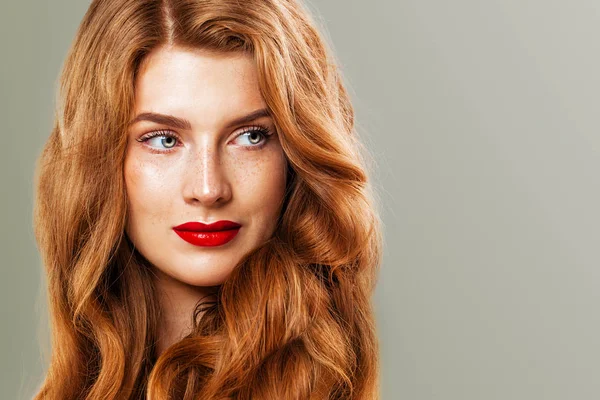 Червона Голова Жінка Веснянками Імбирним Волоссям Натуральна Руда Дівчина Красива — стокове фото