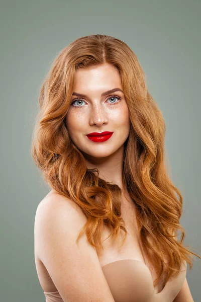 优雅的红头女 完美的红头发女孩与长卷曲的发型肖像 — 图库照片