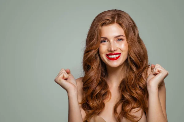 Menina Cabeça Vermelha Com Cabelo Encaracolado Longo Brilhante Feliz Mulher — Fotografia de Stock