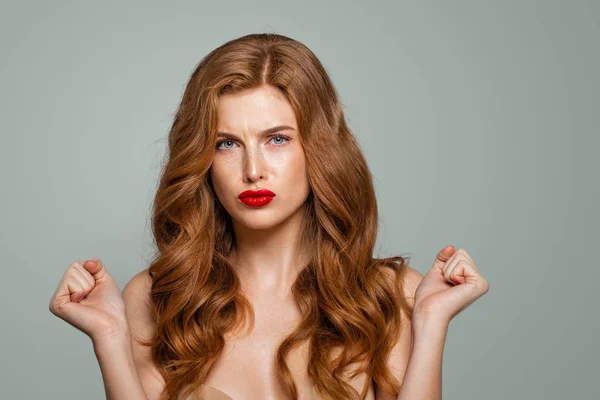 長い巻き毛と赤い唇メイク少女の赤い頭の変な顔 疑問や選択の概念 表現力豊かな表情 — ストック写真