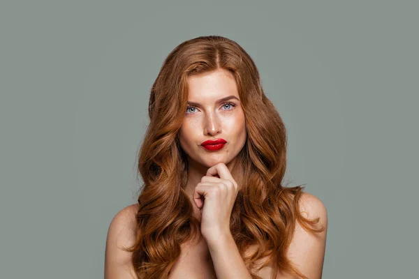 Κόκκινο Κεφάλι Γυναίκα Σκέφτεται Έννοια Της Αμφιβολίας Και Επιλογή Εκφραστική — Φωτογραφία Αρχείου