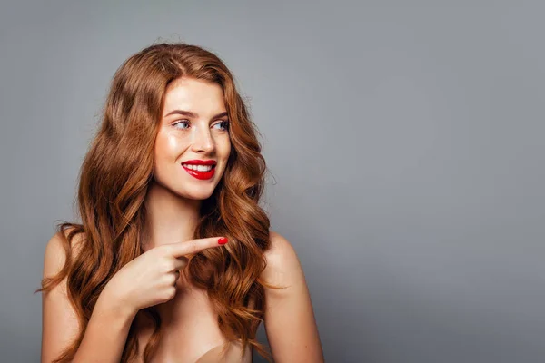 Krása Červené Hlavy Dívka Ukazováčkem Redhead Rád Ženský Model Dívka — Stock fotografie