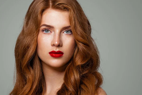 Perfekt Rödhårig Kvinna Face Närbild Rött Huvud Tjej Med Lockigt — Stockfoto