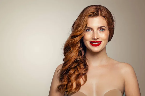 Portret Kobiety Rude Szczęśliwy Elegancki Czerwony Dziewczyna Głowa Kręcone Fryzury — Zdjęcie stockowe