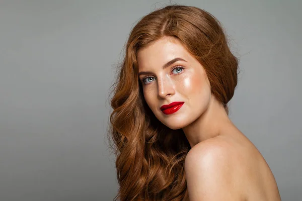 Kızıl Saçlıya Kadın Yüzü Kıvırcık Saç Modeli Ile Kırmızı Kafa — Stok fotoğraf