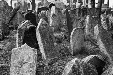 Prag eski gettosundaki Josefov mezarlığındaki mezar taşları ait siyah-beyaz fotoğraf