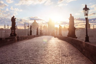 Prag panorama. Charles Köprüsü güneş doğarken 