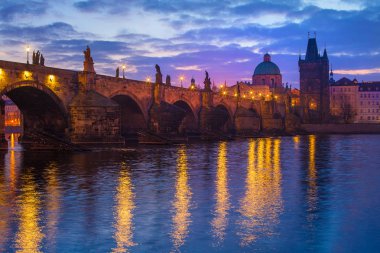 Prag'daki charles Köprüsü'nün gece görünümü