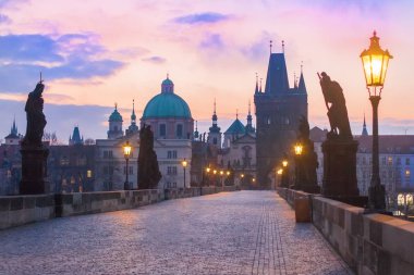 Prague, Çek Cumhuriyeti. Sabah güneşi siluet heykelciği ile Charles Köprüsü