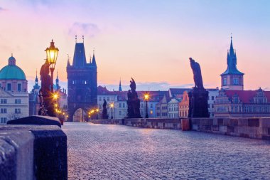 Prague, Çek Cumhuriyeti. Charles Köprüsü, gündoğumu, eski şehir Köprüsü Kulesi içinde belgili tanımlık geçmiş