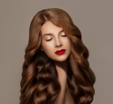 Uzun kızıl sağlıklı kıvırcık saçlı zarif genç Kızıl saçlı kadın. Saç bakım kavramı