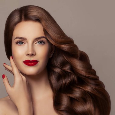 Kızıl saçlı kadın yüzü. Şık model kız zencefil kıvırcık saçlı. Saç bakım kavramı