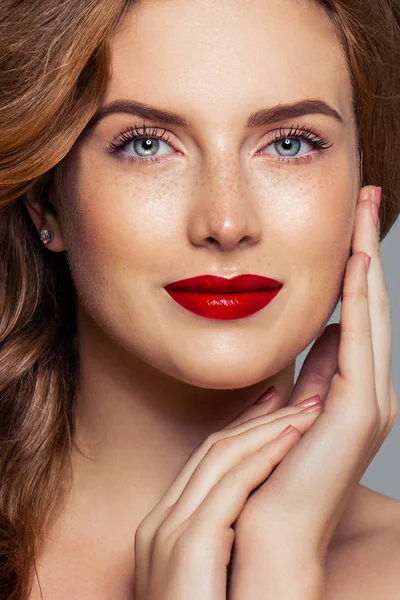 Pelirroja Cara Mujer Retrato Cerca Cabello Jengibre Pecas Labios Rojos —  Fotos de Stock