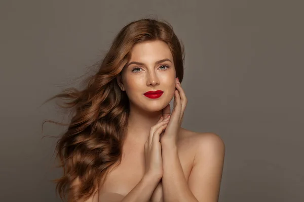 Κομψό Κοκκινομάλλα Μοντέλο Κορίτσι Πορτρέτο Όμορφη Γυναίκα Μακριά Σγουρά Μαλλιά — Φωτογραφία Αρχείου