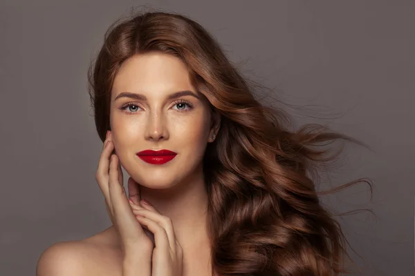 Belleza Natural Mujer Pelirroja Auténtica Con Cabello Rizado Maquillaje Labios —  Fotos de Stock