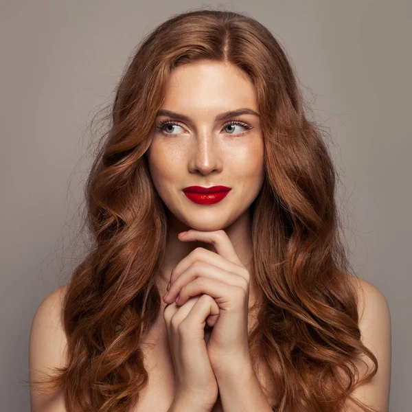 Kırmızı Saçlı Kadın Portre Gülümseyerek Kıvırcık Saçlı Sevimli Kızıl Saçlı — Stok fotoğraf