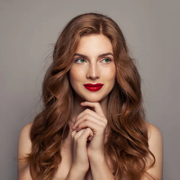 Hermosa Pelirroja Con Ojos Verdes Cabello Jengibre Retrato Belleza —  Fotos de Stock