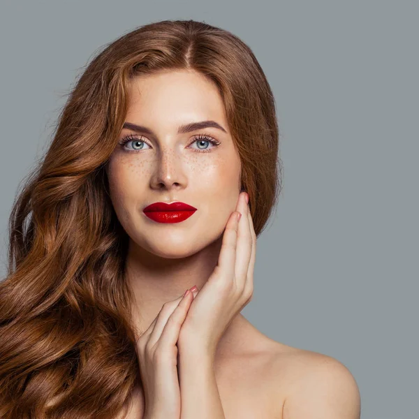 Chica Pelirroja Atractiva Con Labios Rojos Maquillaje Mirando Cámara Primer — Foto de Stock