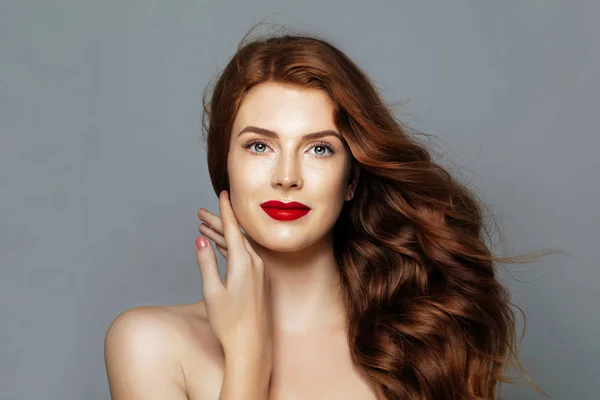 Piękna Kobieta Rude Kręcone Włosy Wesoły Rudzielec Modelu Niebieskim Tle — Zdjęcie stockowe