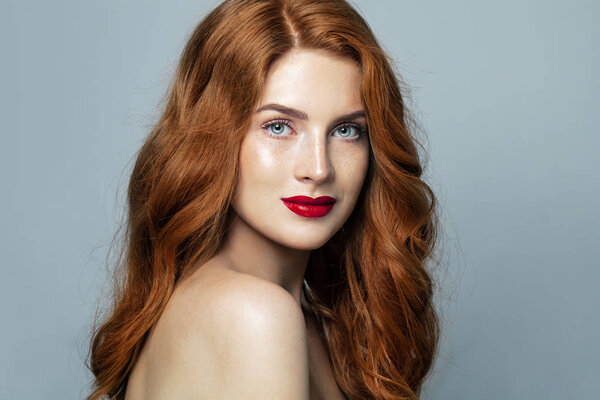 Рыжеволосая женщина-студийный портрет. Рыжая девушка улыбается
