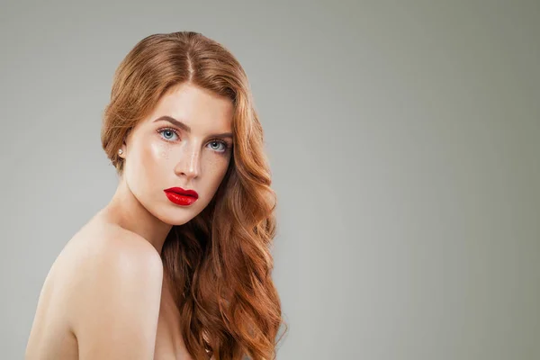 Portret Van Mooie Roodharige Vrouw Lichtgroene Achtergrond Met Kopie Ruimte — Stockfoto