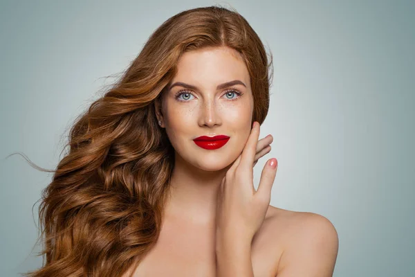 Mükemmel Kırmızı Saçlı Kadın Kıvırcık Saç Modeli Ile Zarif Kızıl — Stok fotoğraf