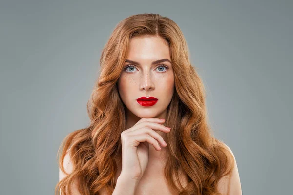 Piękny Model Długie Kręcone Włosy Czerwone Patrząc Kamery Lśniące Włosy — Zdjęcie stockowe