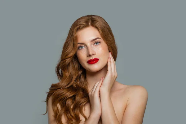 Αυθεντικές Κοκκινομάλλης Γυναίκα Κόκκινα Μαλλιά Κορίτσι Υγιή Σγουρά Μαλλιά Μπλε — Φωτογραφία Αρχείου