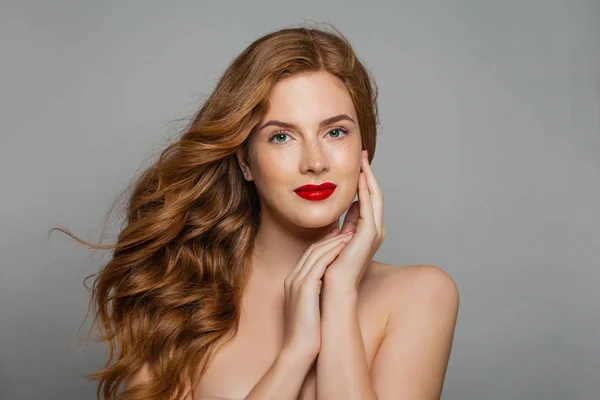 Çiller Sağlıklı Cilt Yeşil Gözlü Kıvırcık Kızıl Saçlı Güzel Kadın — Stok fotoğraf