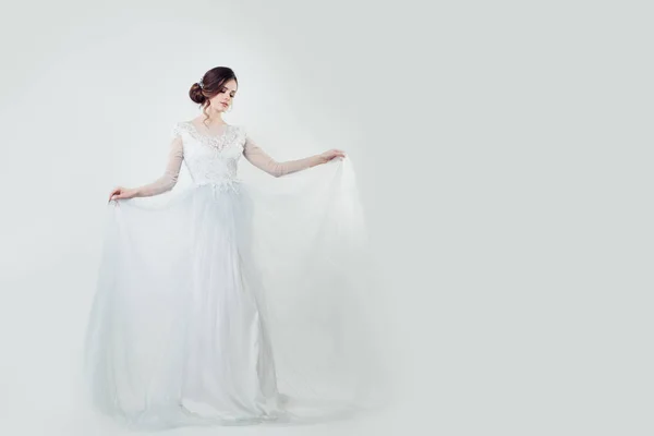Γυναίκα Νύφη Στο Γάμο Φόρεμα Φόντο Λευκό Πανό — Φωτογραφία Αρχείου