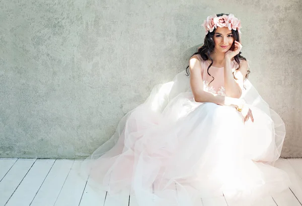 Gyönyörű Menyasszony Tüll Rózsa Esküvői Ruha Életmód Portré — Stock Fotó