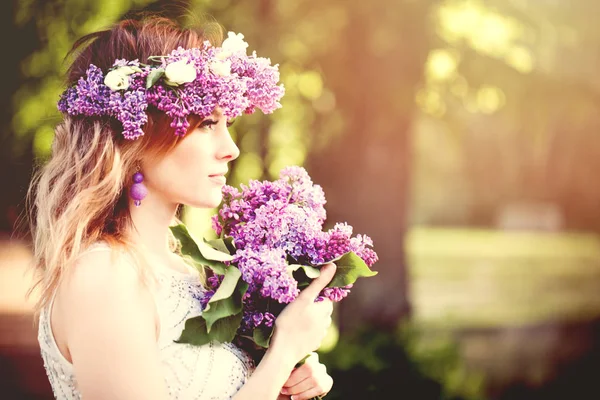 Piękna Kobieta Twarz Zewnątrz Portret Dziewczyna Wiosennych Kwiatów Profil — Zdjęcie stockowe