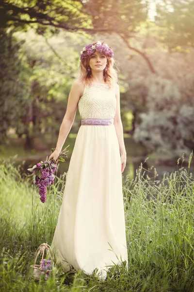 Bella Donna Con Fiori All Aperto Sfondo Erba Verde Primavera — Foto Stock